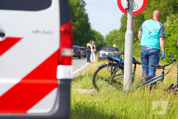 Fietsster in botsing met auto naar ziekenhuis vervoerd