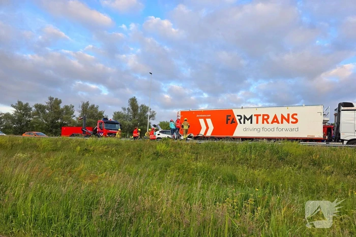 Auto boort zich onder vrachtwagentrailer