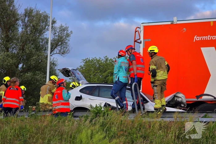 Auto boort zich onder vrachtwagentrailer