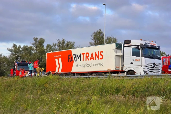Auto boort zich onder vrachtwagentrailer