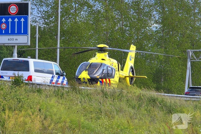 Auto boort zich onder vrachtwagentrailer