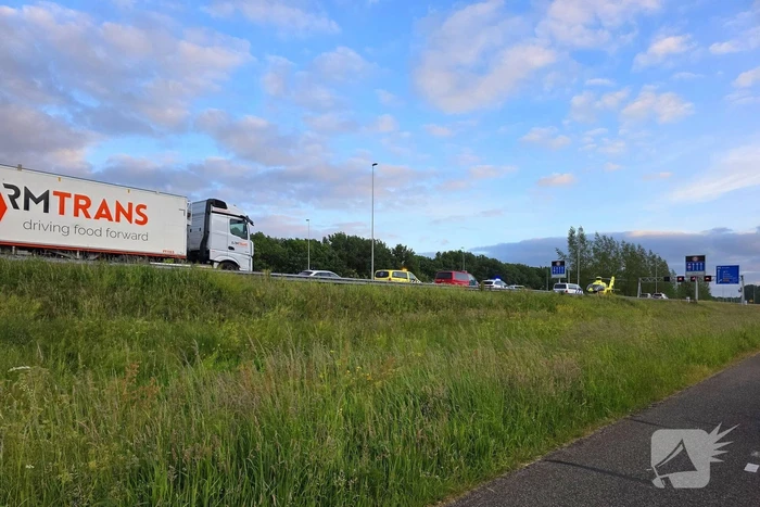 Auto boort zich onder vrachtwagentrailer
