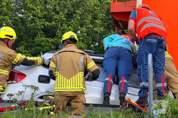Auto boort zich onder vrachtwagentrailer
