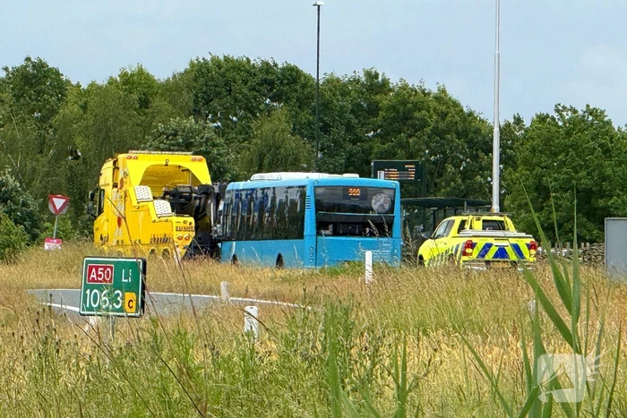 Lijnbus stilgevallen op snelweg