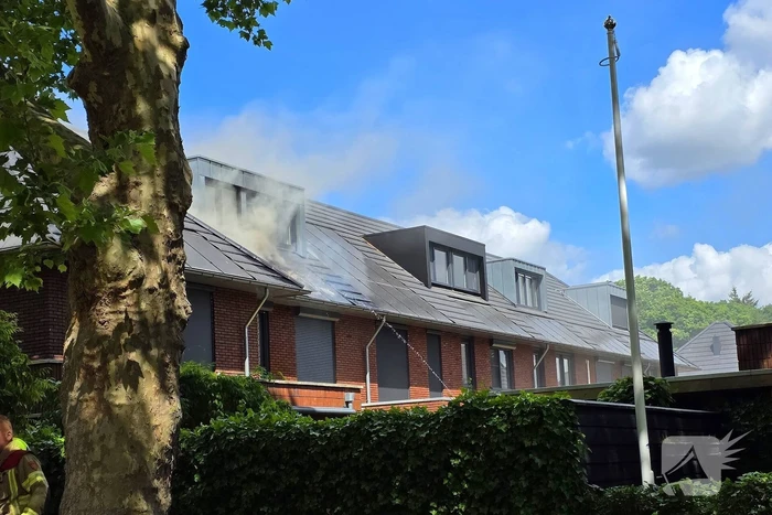 Uitslaande brand op dak woning