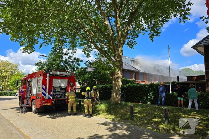 Uitslaande brand op dak woning