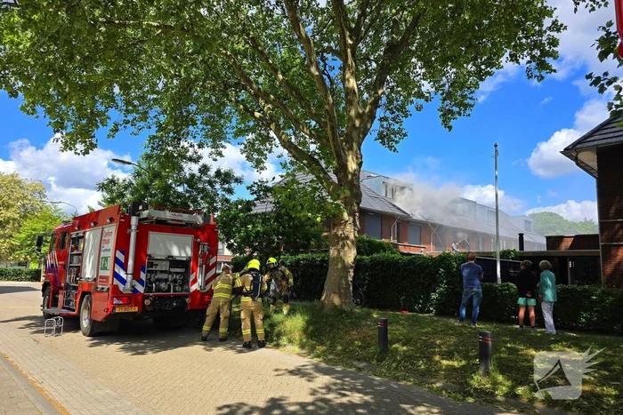 Uitslaande brand op dak woning