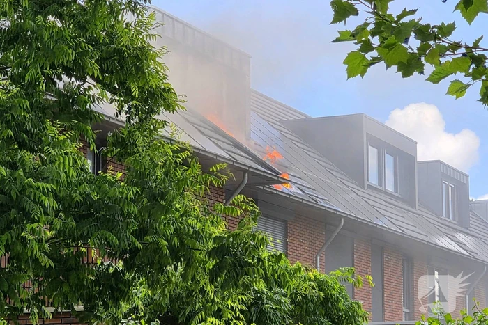 Uitslaande brand op dak woning