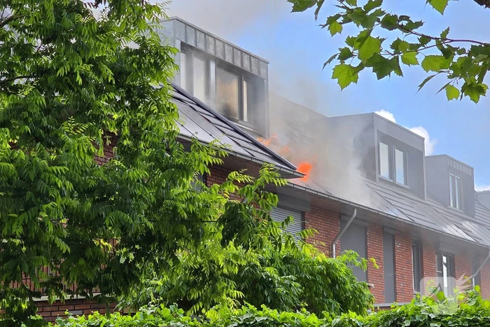 Uitslaande brand op dak woning