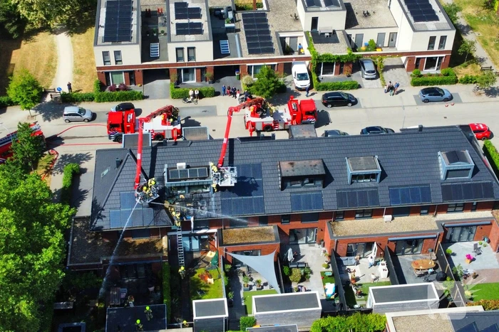 Uitslaande brand op dak woning