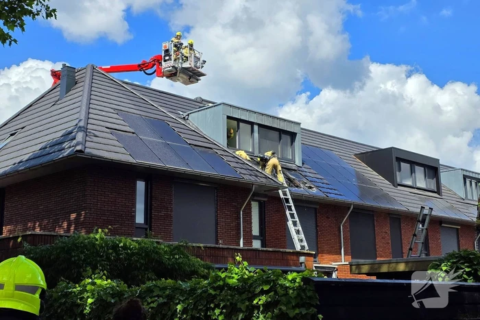 Uitslaande brand op dak woning
