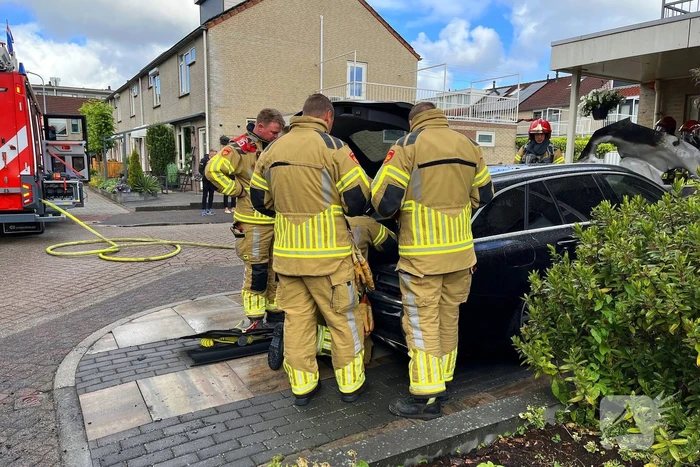 Auto in vlammen op oprit