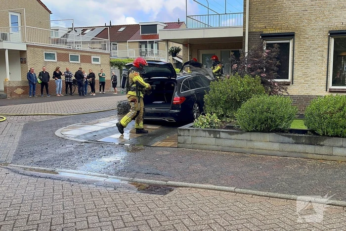 Auto in vlammen op oprit