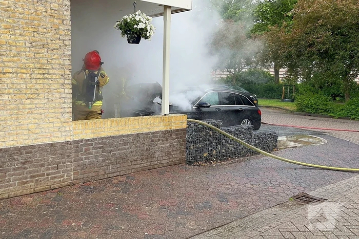 Auto in vlammen op oprit