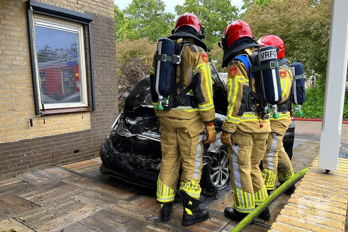 Auto in vlammen op oprit