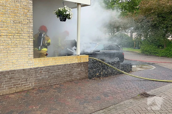 Auto in vlammen op oprit