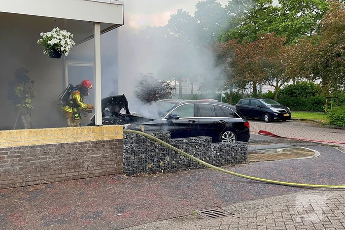 Auto in vlammen op oprit