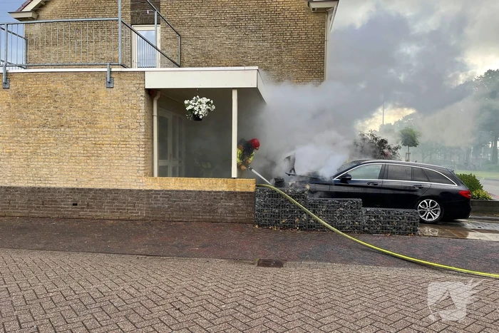 Auto in vlammen op oprit