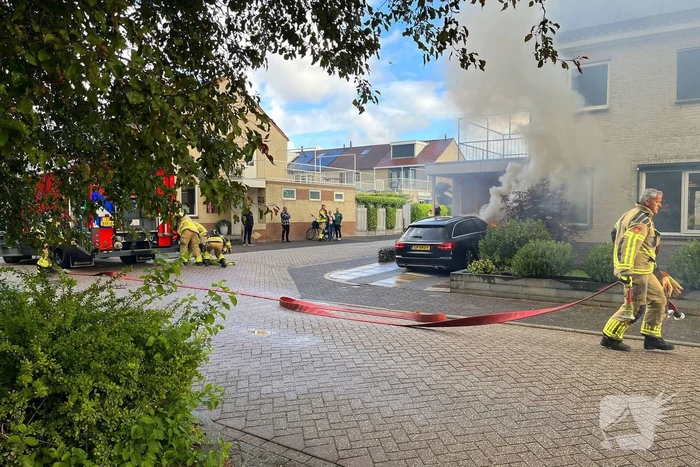 Auto in vlammen op oprit