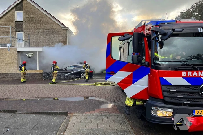 Auto in vlammen op oprit