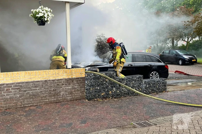 Auto in vlammen op oprit