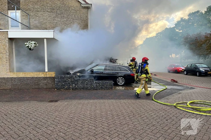 Auto in vlammen op oprit
