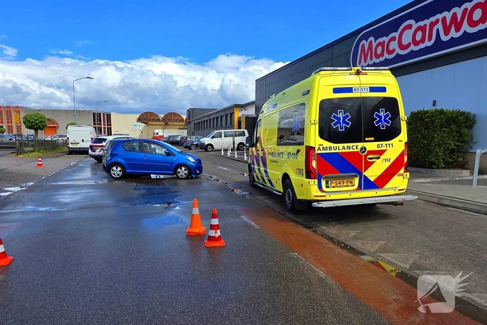Veel schade bij aanrijding tussen twee voertuigen