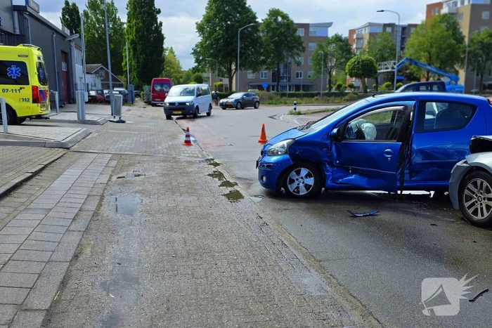 Veel schade bij aanrijding tussen twee voertuigen