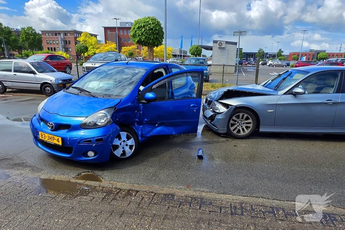 Veel schade bij aanrijding tussen twee voertuigen