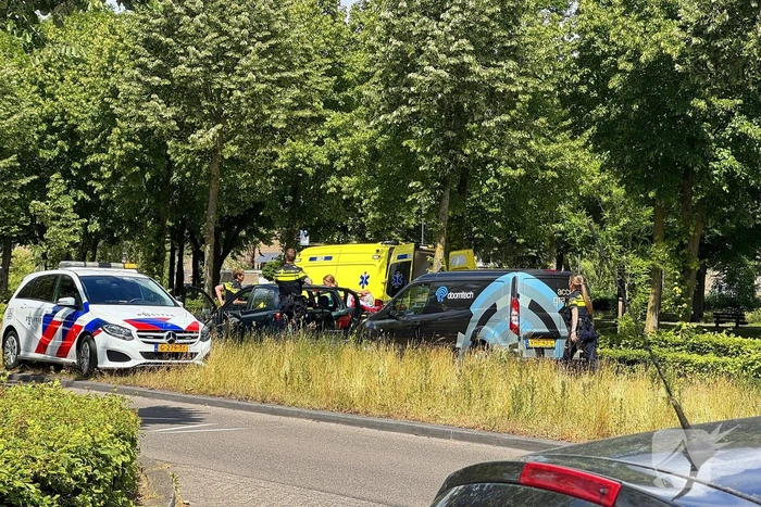Botsing tussen bestelbus en personenwagen