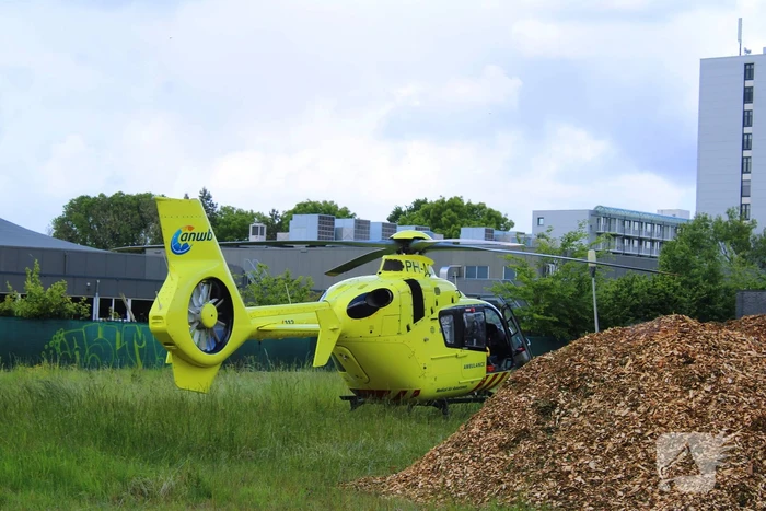Traumahelikopter landt voor medische noodsituatie