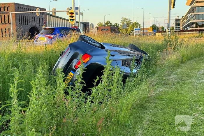Auto belandt in sloot, bestuurder aangehouden