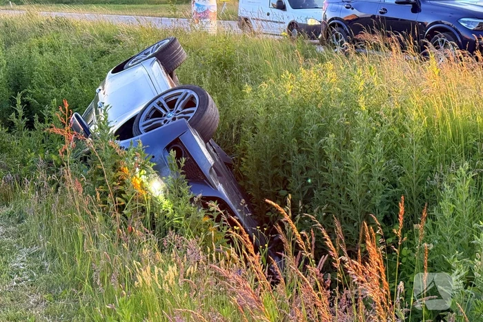 Auto belandt in sloot, bestuurder aangehouden