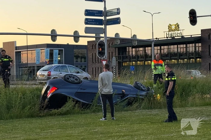 Auto belandt in sloot, bestuurder aangehouden