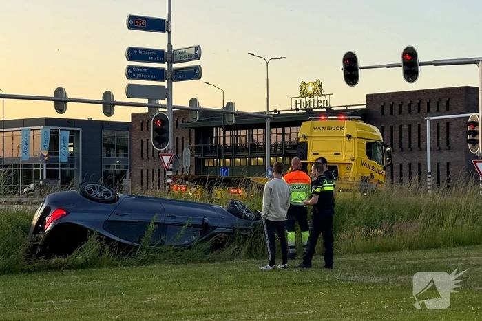 Auto belandt in sloot, bestuurder aangehouden