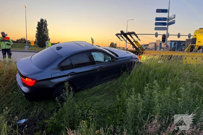 Auto belandt in sloot, bestuurder aangehouden