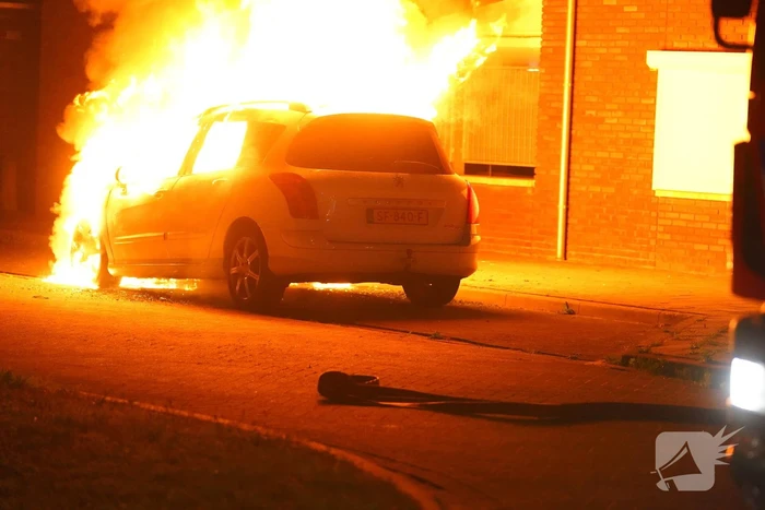 Auto volledig verwoest door brand