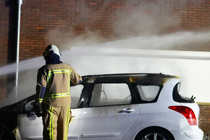 Auto volledig verwoest door brand