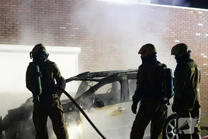 Auto volledig verwoest door brand