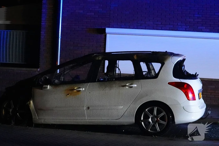 Auto volledig verwoest door brand