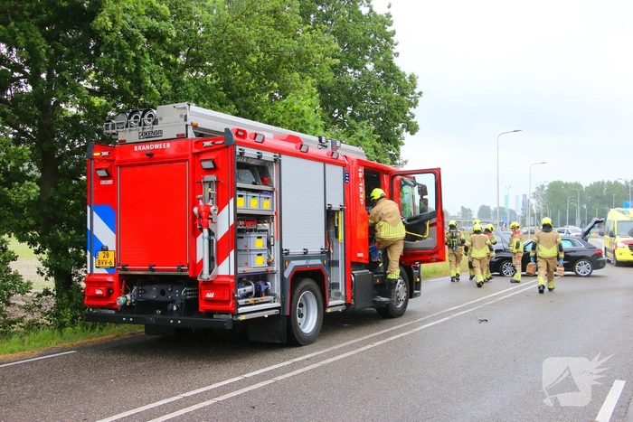 Auto's botsen en raken van de weg