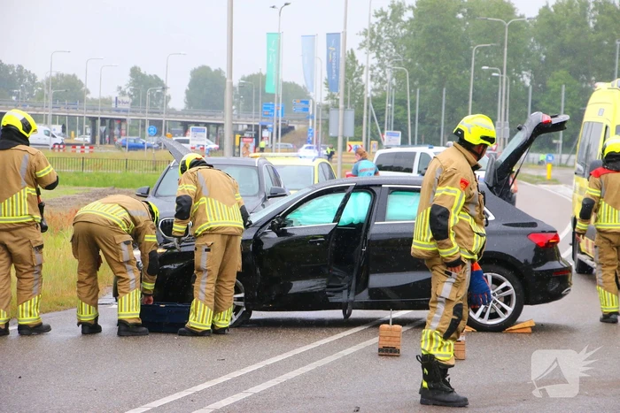 Auto's botsen en raken van de weg