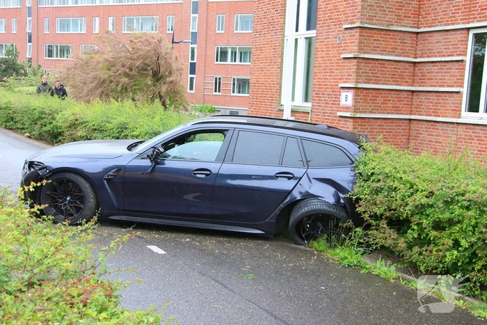 Auto's botsen en raken van de weg