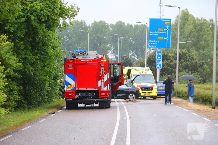 Auto's botsen en raken van de weg
