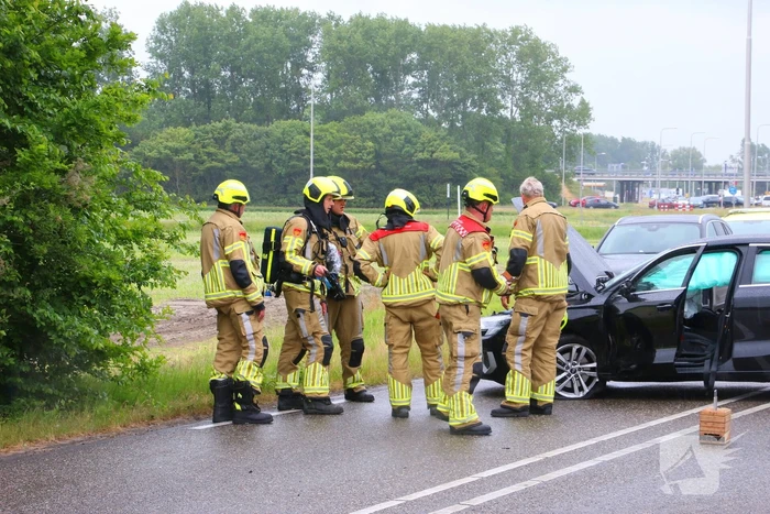 Auto's botsen en raken van de weg