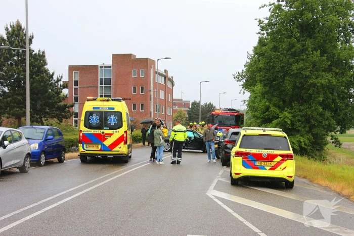 Auto's botsen en raken van de weg