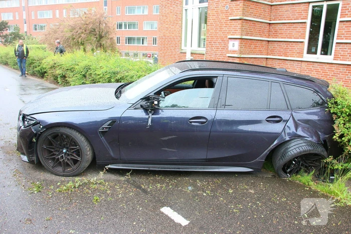 Auto's botsen en raken van de weg