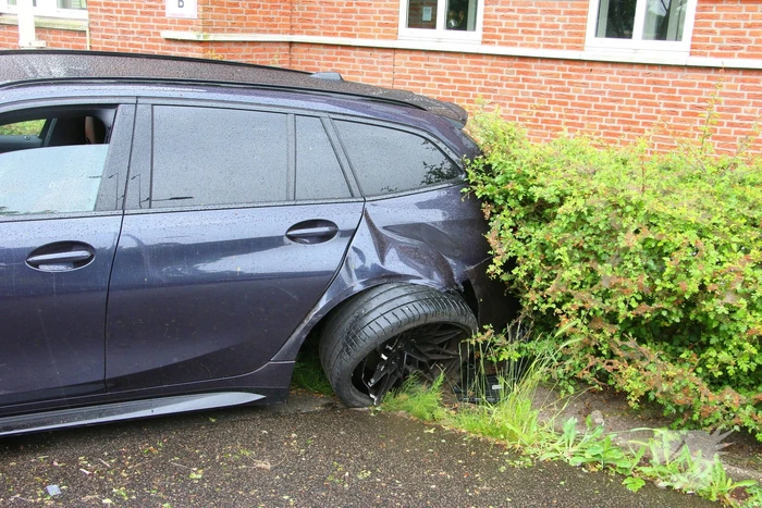 Auto's botsen en raken van de weg