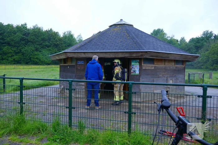 Brand bij dierenverblijf snel gedoofd