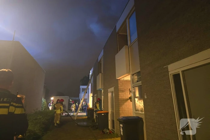 Gezin uit brandende woning gered via ladder